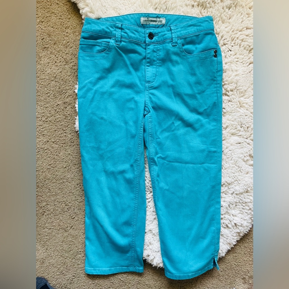Super cute color, Capri pants extra small women’s